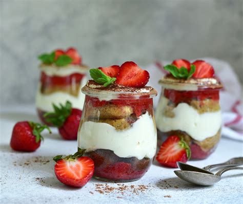 sveže jagode in jagodni preliv v kozarcu