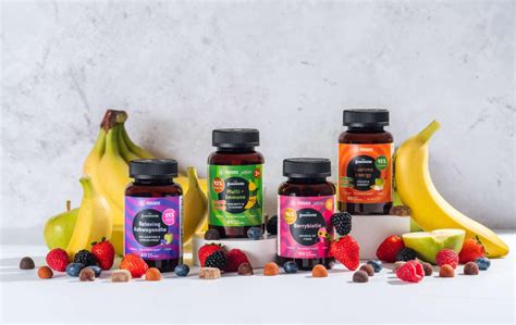 različni sadni prelivi v kozarcih ob sladoledu