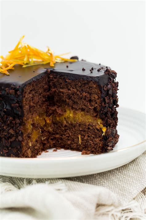 primer sacher torte v obliki knjige z enostavno dekoracijo