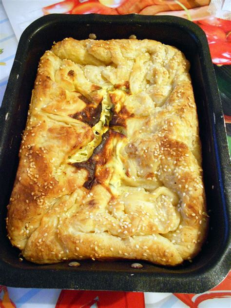 pečena pita na rešetki, ki se hladi