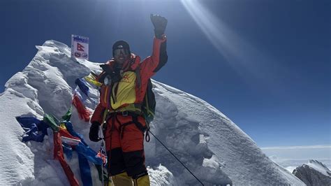 Tematsko fotografijo gorske krajine s silhueto alpinista v ozadju
