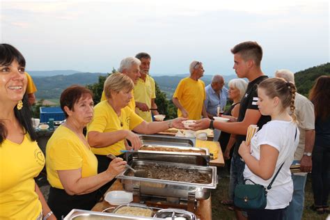 Fotografija servirane polente z različnimi prilogami