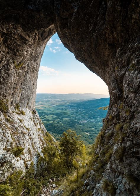 Pogled skozi Otliško okno na Vipavsko dolino