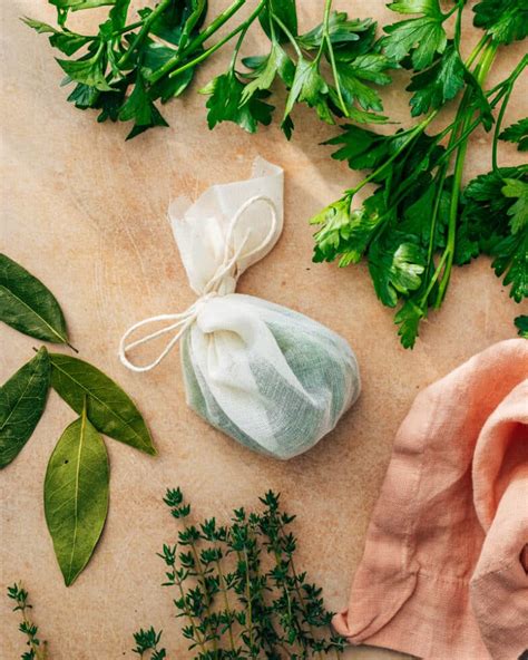 fotografija pripravljenega šopka dišavnic (bouquet garni) v jušni osnovi