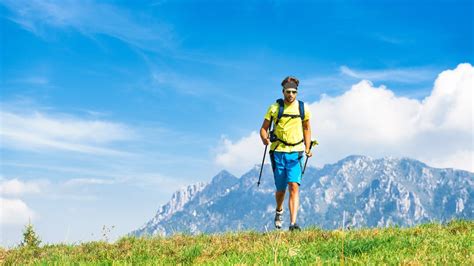 slika moškega s poudarjenimi mišicami in odločnim izrazom