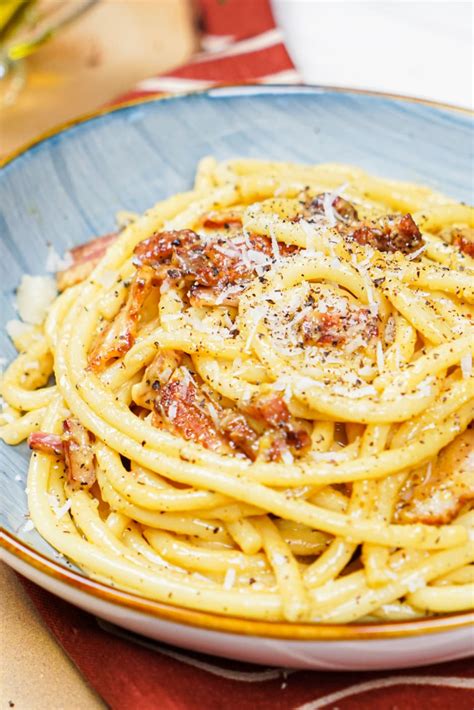 Bucatini Carbonara, bogata in kremasta