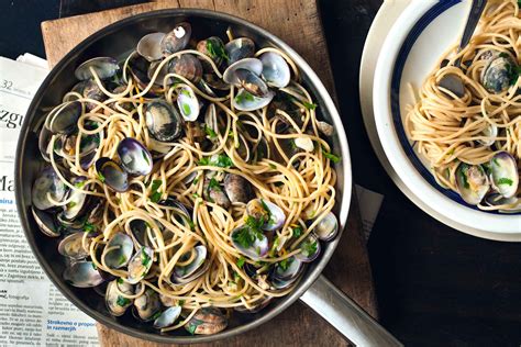 Špageti Alle Vongole s svežimi školjkami in peteršiljem