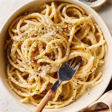 Testenine Cacio e Pepe s kremasto omako in sveže mletim poprom