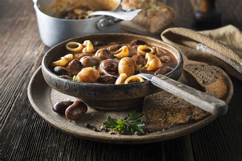 Italijanski kuhar izbira vrsto testenin za omako, ki jo pripravlja