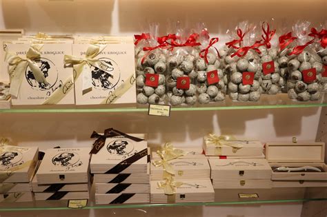 fotografija lepo zapakiranih veganskih piškotov kot darilo