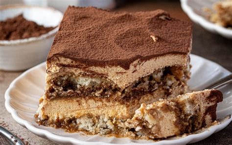 fotografija različnih pripravljenih sladic (tiramisu, profiterol)