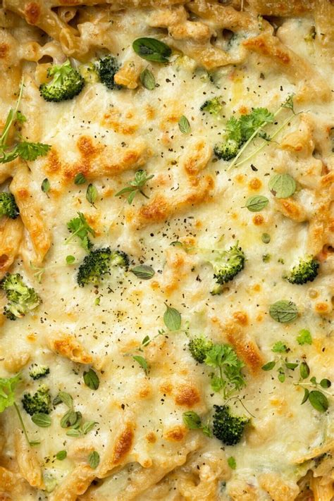 pogled od zgoraj na zlato zapečene gratinirane testenine s piščancem in brokolijem v pekaču