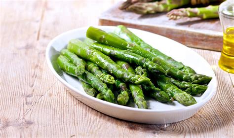 Sveži zeleni šparglji