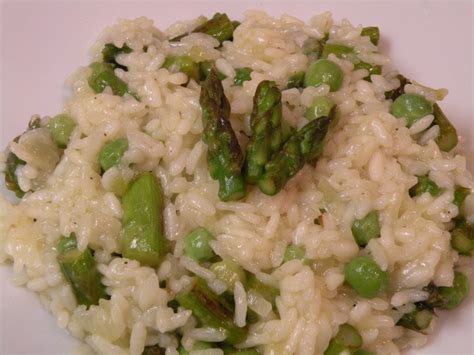 Servirana rižota s šparglji in parmezanom