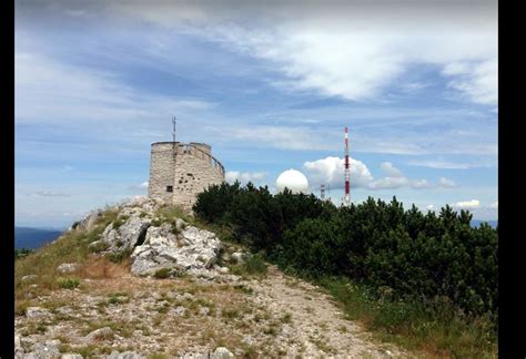 Tematska fotografija zaliva Medveja z gorovjem Učka v ozadju