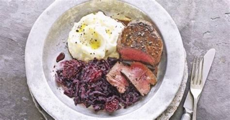 lonček z dušenim rdečim zeljem in čebulo