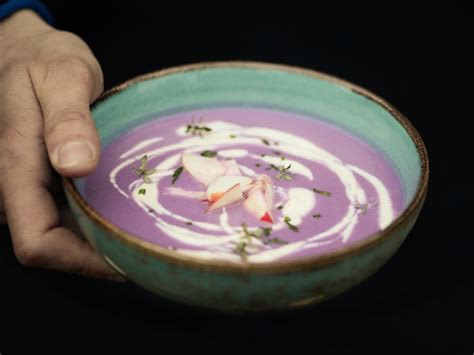 zmiksana juha iz rdečega zelja v kozici