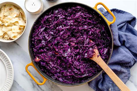 hrustljavo prepraženo rdeče zelje z orehi in kaprami