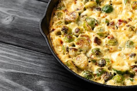 gratiniran brstični ohrovt s slanino in sirom