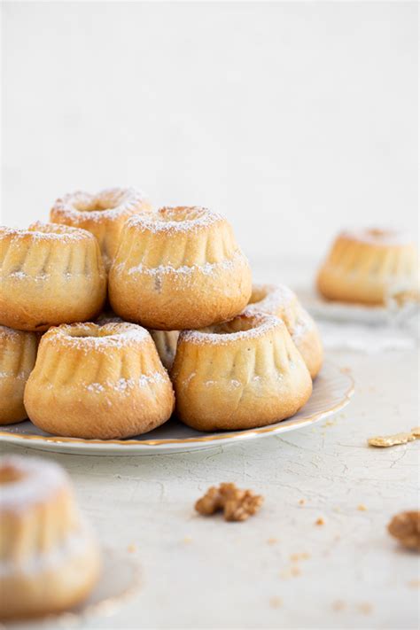 Pripravljene mini potičke na pekaču pred peko