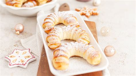 Pripravljeni mini rožičevi potički pred peko