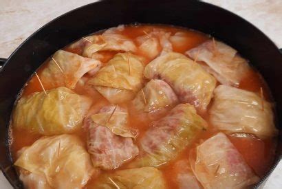 Sarma se počasi kuha v loncu na štedilniku