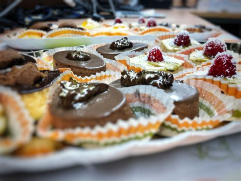 Sladka miza z mini sladicami in torto za dekliščino