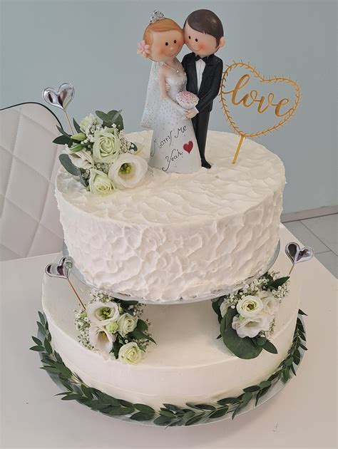 Poročna torta v obliki samoroga z napisom 