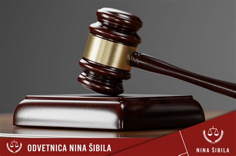 Prikaz pravilnega lomljenja špargljev za ločitev olesenelih delov od užitnih.