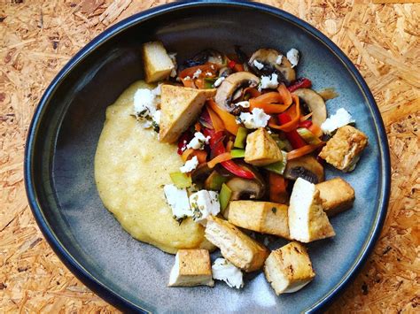 Skuhana polenta z zelenjavo in sadjem v otroški skodelici