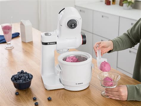 Vizualizacija različnih dodatkov Bosch MUM za sladoled, rezanje zelenjave in pripravo smoothijev.