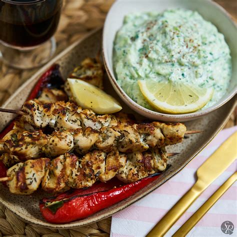 grški piščančji souvlaki z limono in tzatzikijem