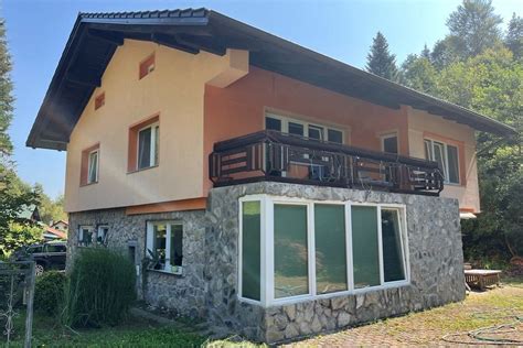 Arhivska fotografija ali simbolična podoba zaprtega gostinskega lokala v mirnem okolju Zgornje Kungote