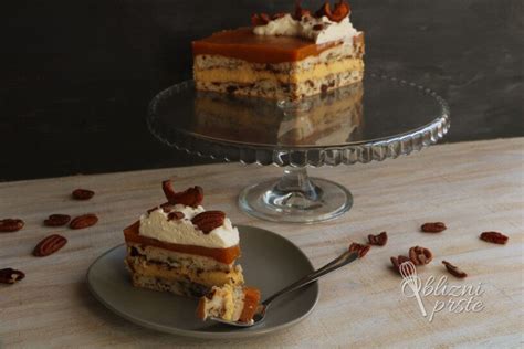 fotografija torte s kakijevo kremo in rožičevo moko