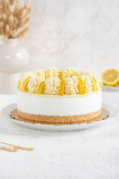 fotografija osvežilne limonine torte z rožmarinom