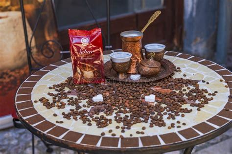 foto: tradicionalni kahveni takum z džezvo, fildžani in ratlukom