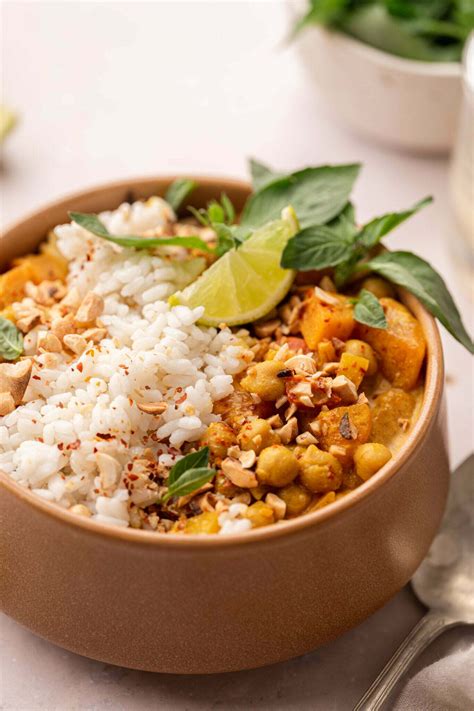 Fotografija veganskega curryja s čičeriko in rižem