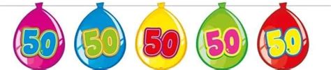 Svečano okrašen mlaj z baloni in številko 50