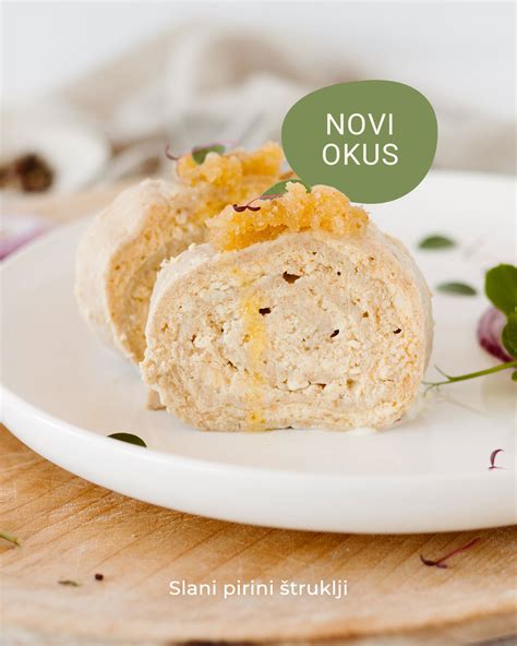 Fotografija: sveže kuhani in narezani štruklji, pripravljeni za serviranje
