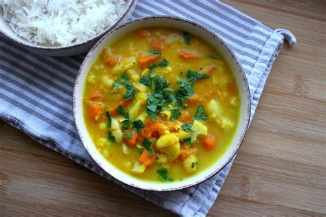 Bogato obarvan zelenjavni curry z rižem