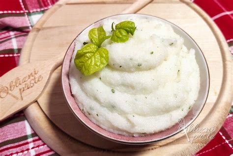 Pripravljena bela polenta s parmezanom kot priloga