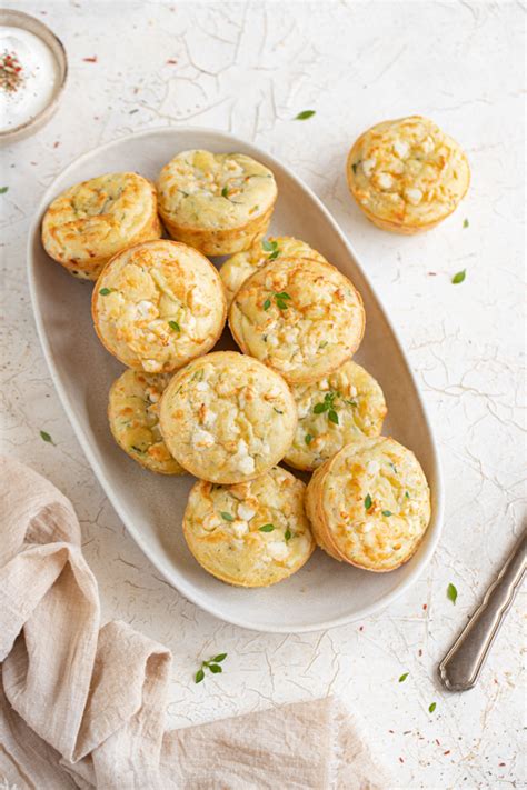 prikaz sveže pečenih slanih mafinov z bučkami in feta sirom