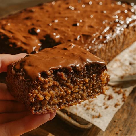 fotografija končnega pečenega čokoladnega kolača s skutnim prelivom, narezanega na kocke