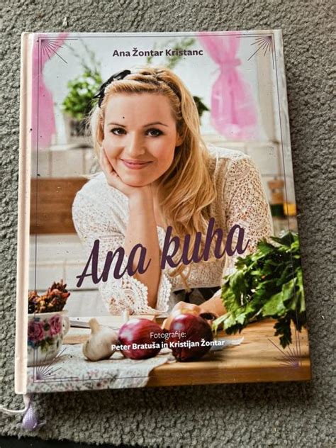 Tematska fotografija: Ana Kuha pri kuhanju z nasmehom