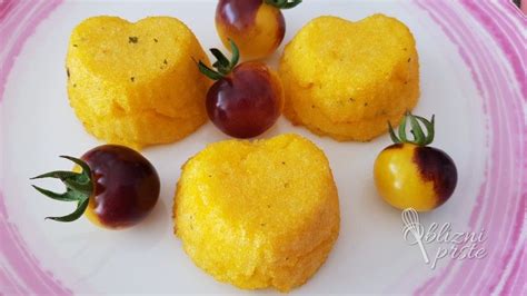 Bela pšenična polenta kot priloga k omaki