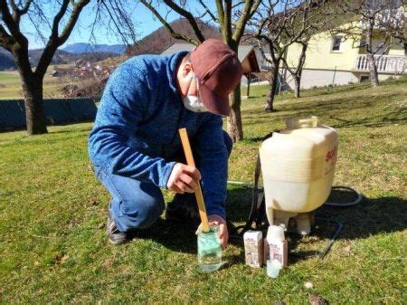 priprava škropiva iz sode bikarbone v steklenici z razpršilko