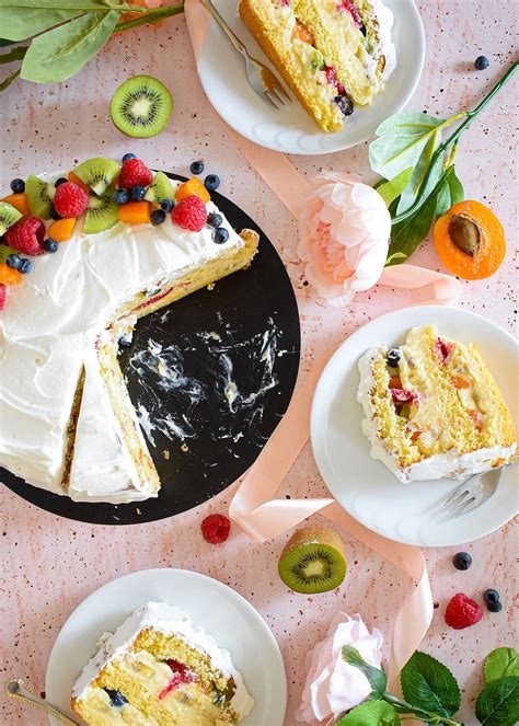 Prikaz plastenja torte z biskvitom, smetano in sadjem