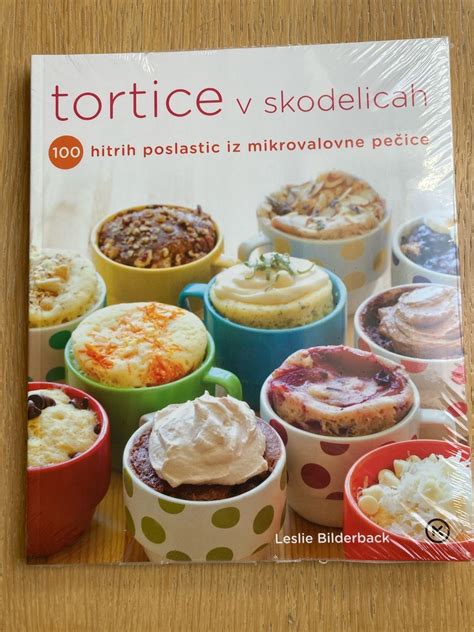 Tematska fotografija različnih omak za steak v skodelicah