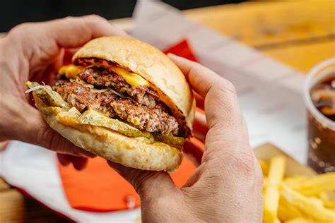 Ponudba prilog in solat v Hood Burgerju