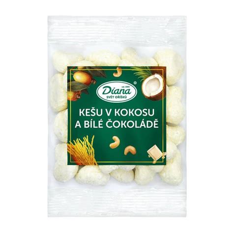 Fotografija biskvitnih kock pred namakanjem in po valjanju v kokosu
